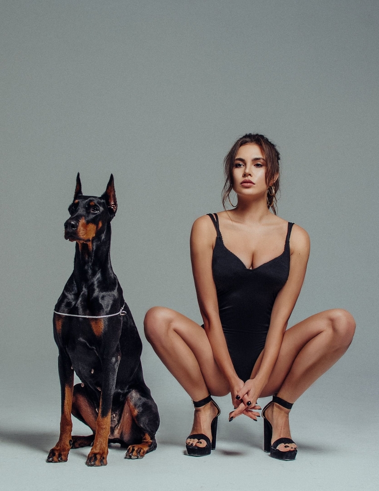 Ирина Шейк с доберманом