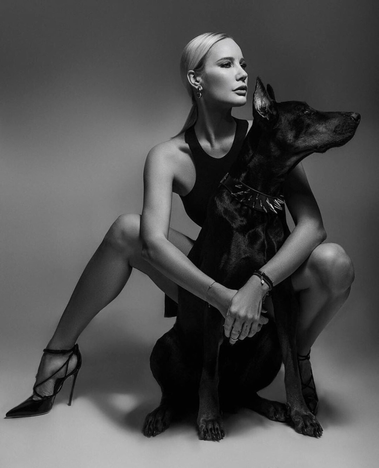 Лена летучая с доберманами