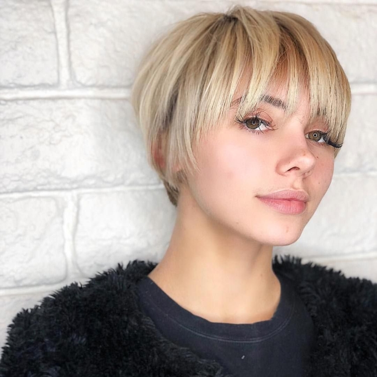 Короткая стрижка с прямой челкой женская