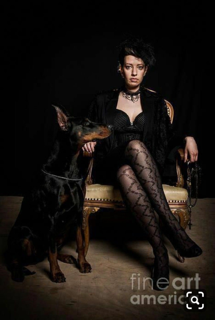 Женщина с доберманом