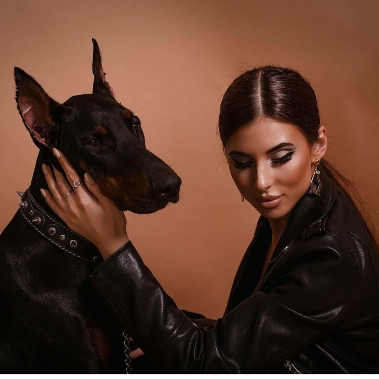 Анастасия Шишмакова с доберманом