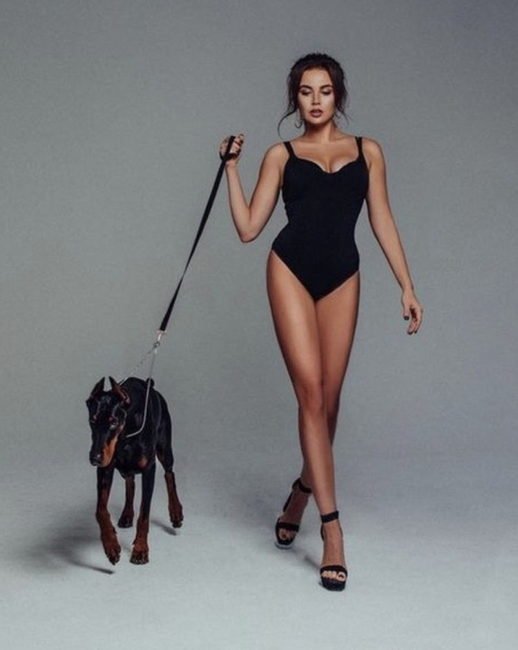 Ирина Шейк с доберманом