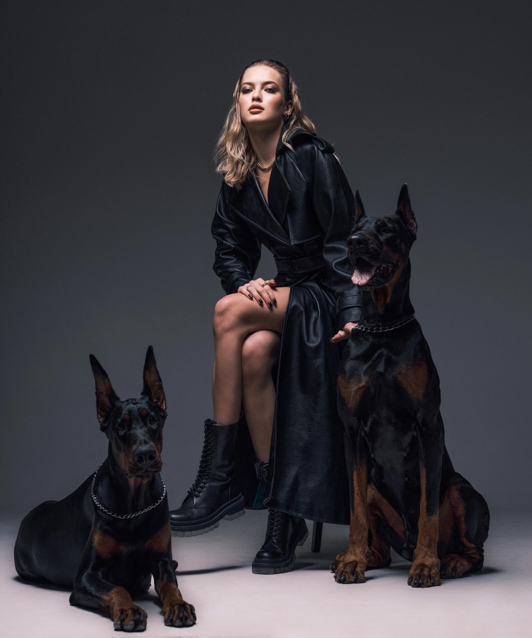 Модель с доберманом