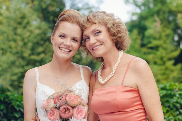 Прическа на свадьбу для мамы невесты