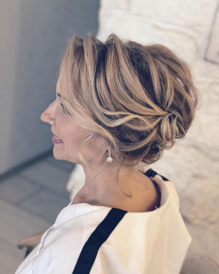 Прическа на свадьбу для мамы невесты на средние волосы
