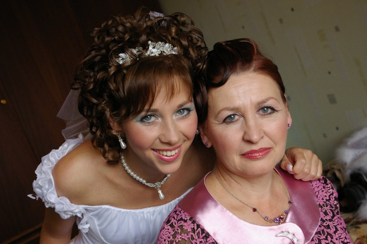 Прическа для мамы на свадьбу