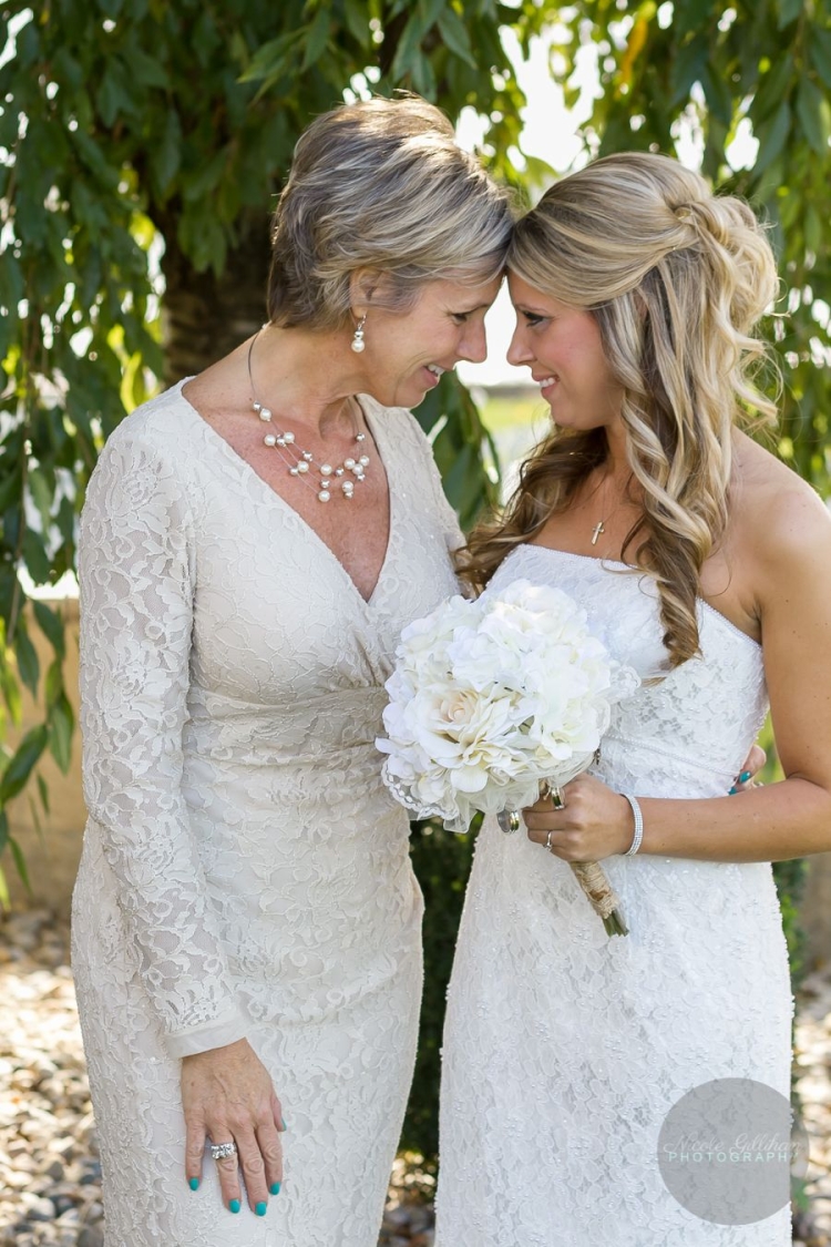 Прическа на свадьбу для мамы невесты