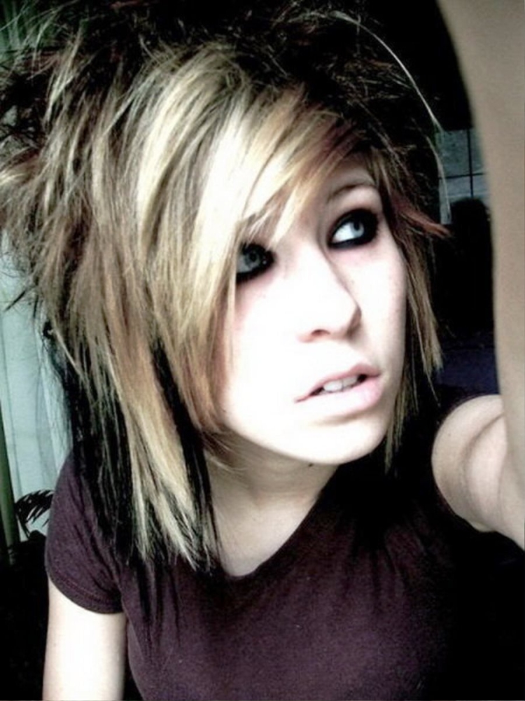 Челка на бок эмо