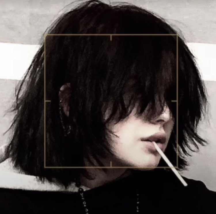 Стрижка emo с пушистыми волосами