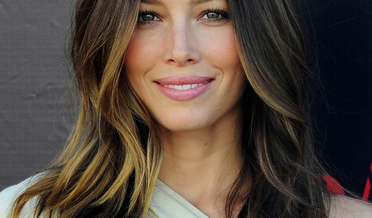 Светлые пряди на темных волосах с челкой