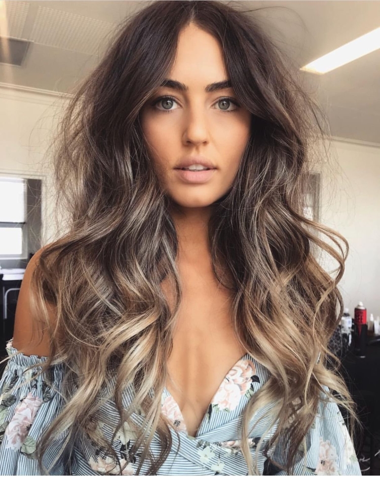 Светлые пряди на темных волосах