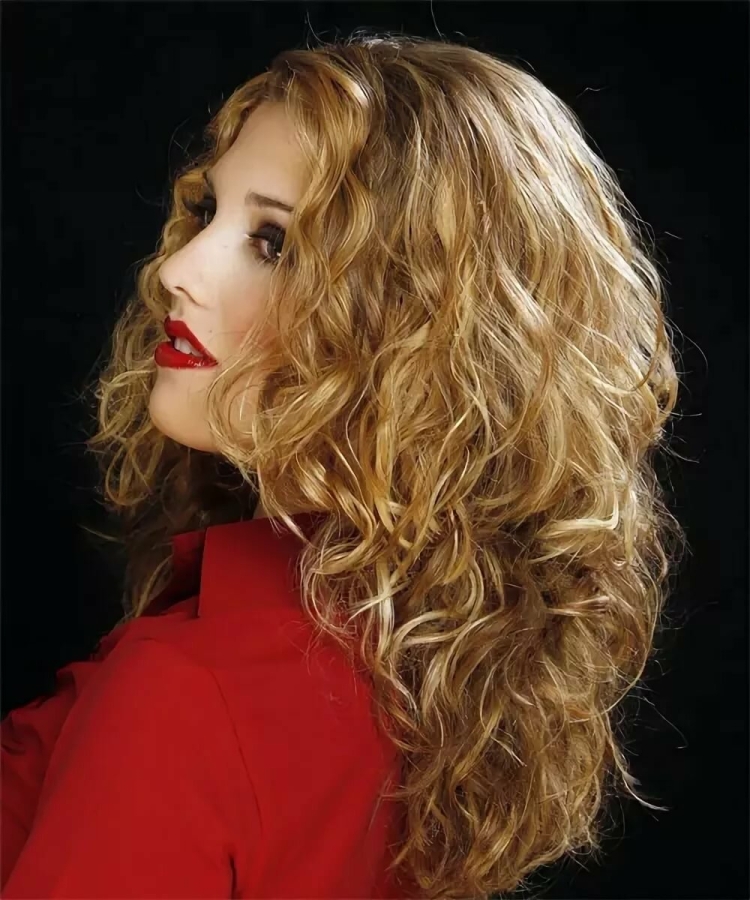 Каскад на кучерявые волосы средней длины