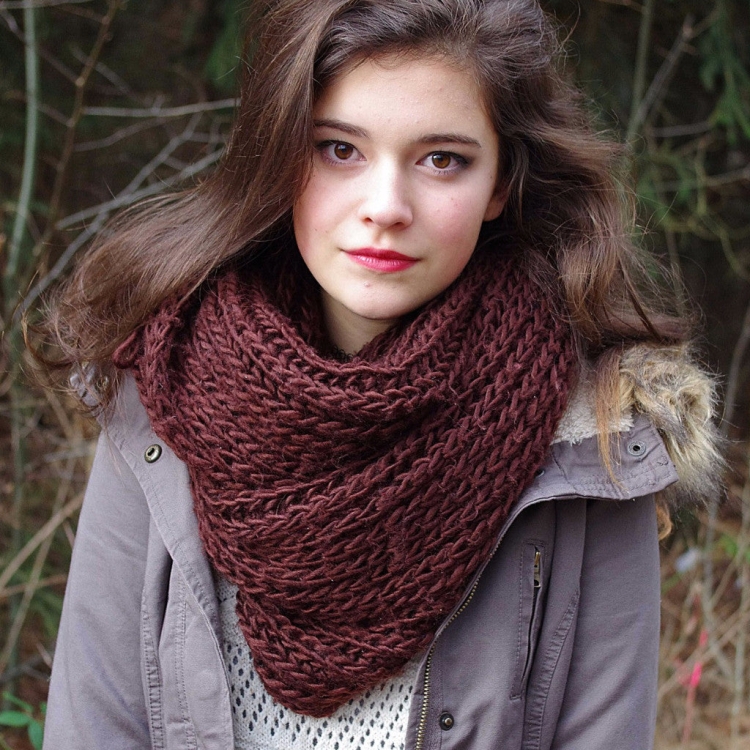 Девушка в красивом шарфе