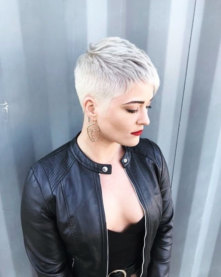 Очень короткие женские стрижки с выбритыми висками