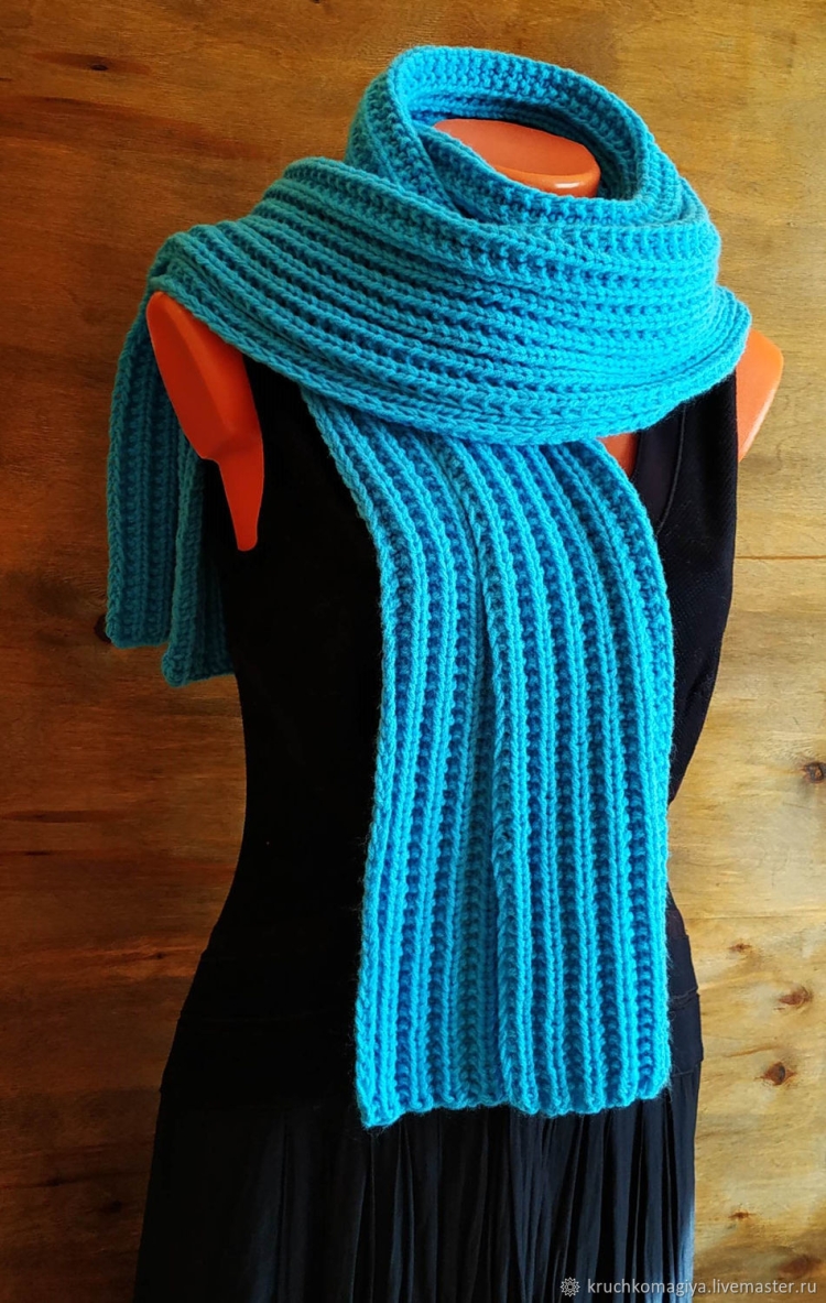 Вязаный голубой шарф