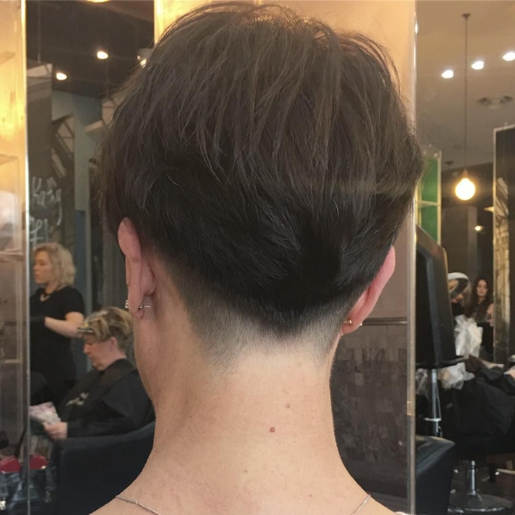 Стрижка Пикси затылок треугольником