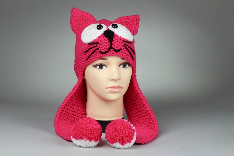 Кот в вязаной шапке