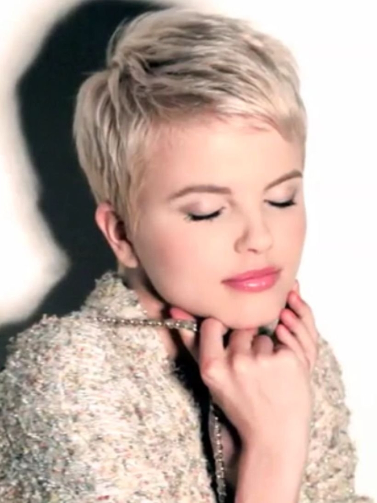 Очень короткие стрижки для женщин блондинок
