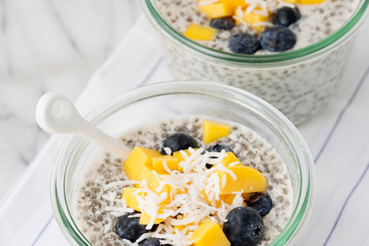 Десерт с манго и семена чиа