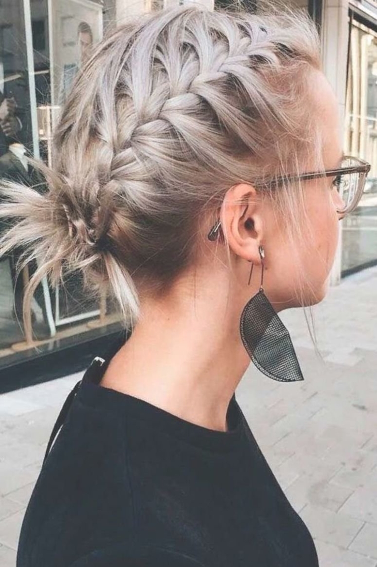 Прически на короткие волосы косы