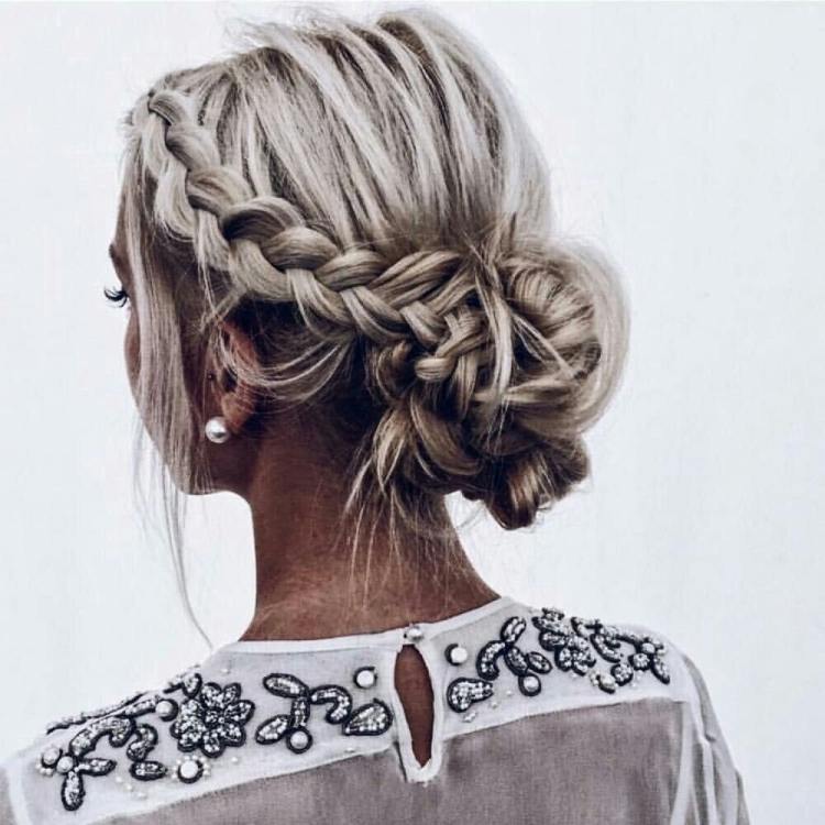 Прическа пучок с косой