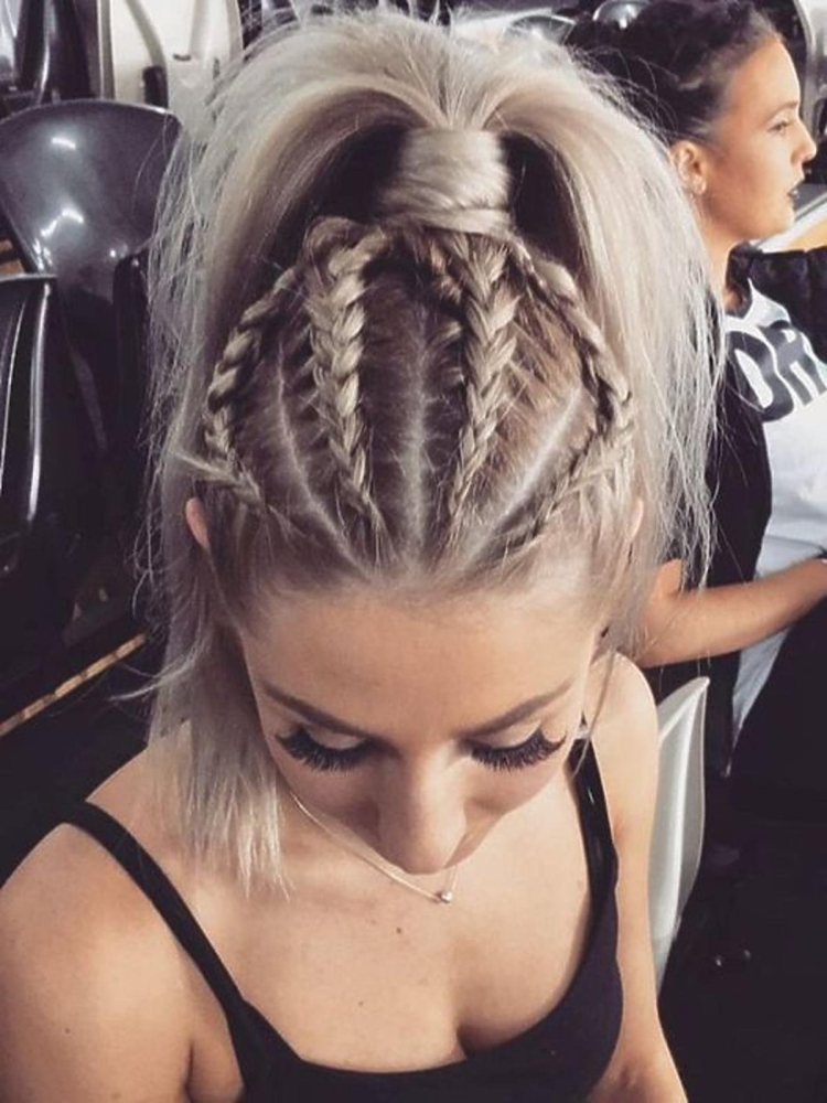 Прическа хвост с косичкой