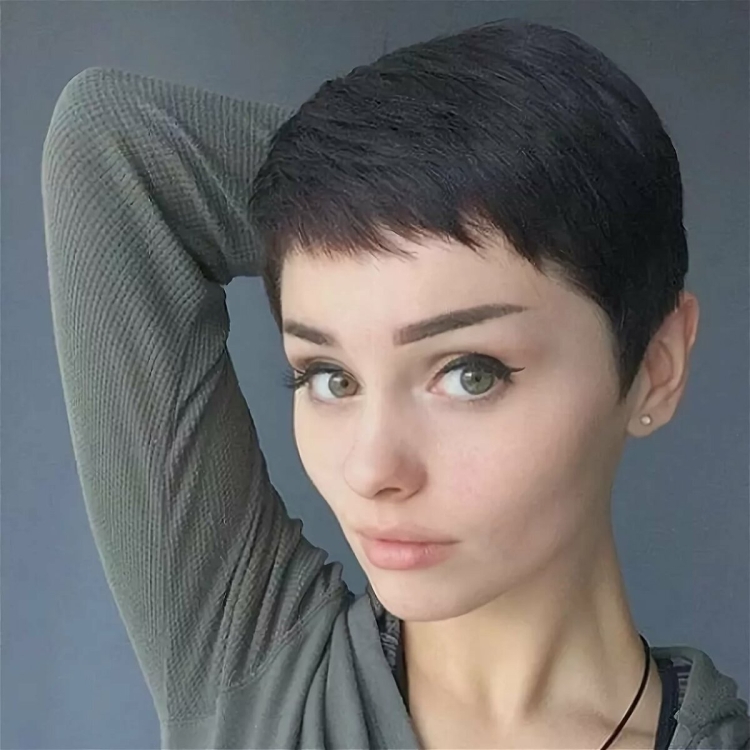 Барбара Ленни с короткой стрижкой