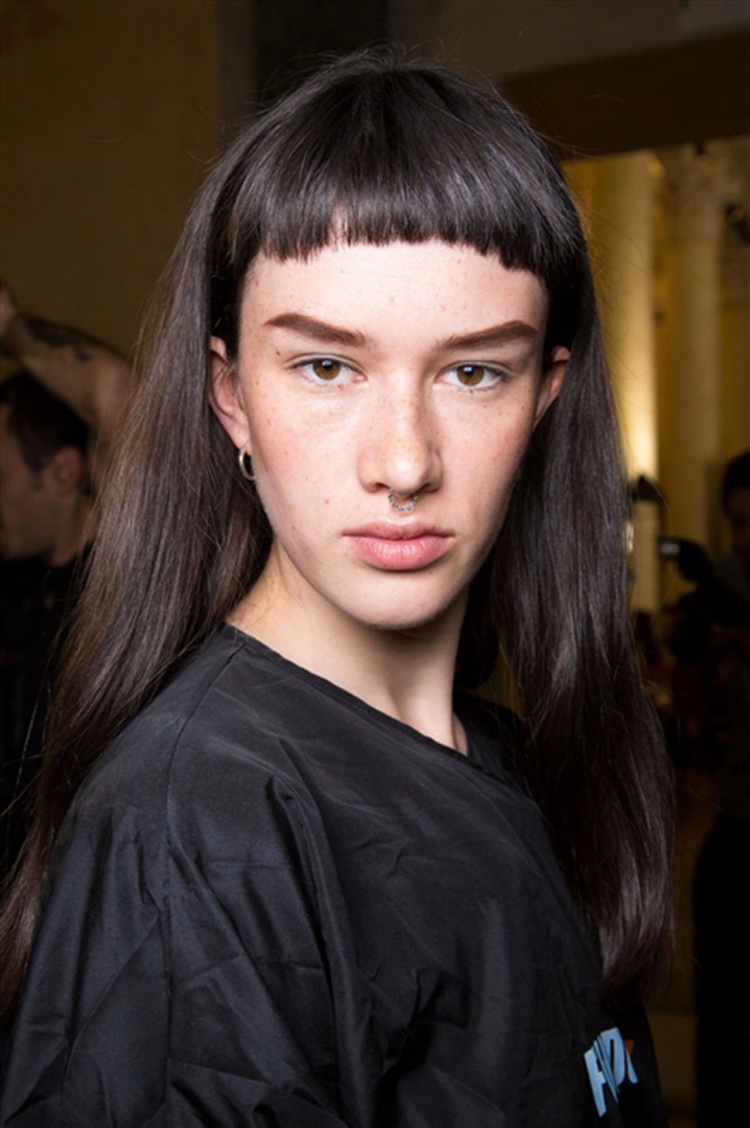 Короткая челка с длинными волосами