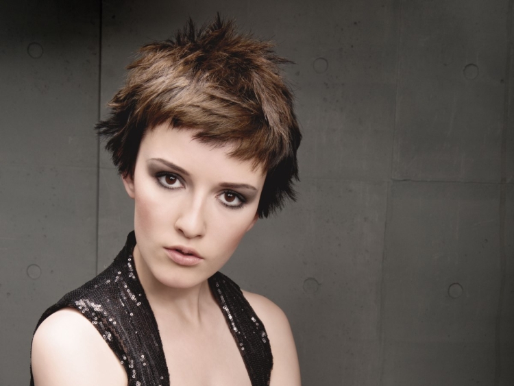 Креативная стрижка с короткой челкой