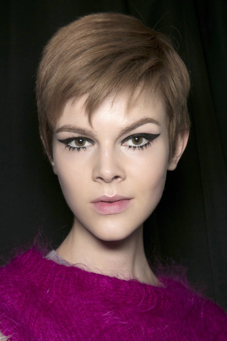 Стрижки с очень короткой челкой