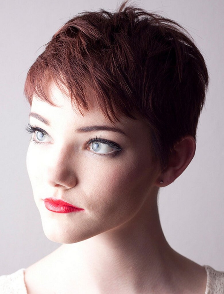 Очень короткая косая челка