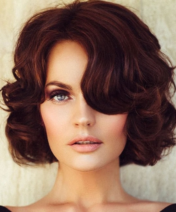 Укладка Боб каре кудри с челкой на короткие волосы