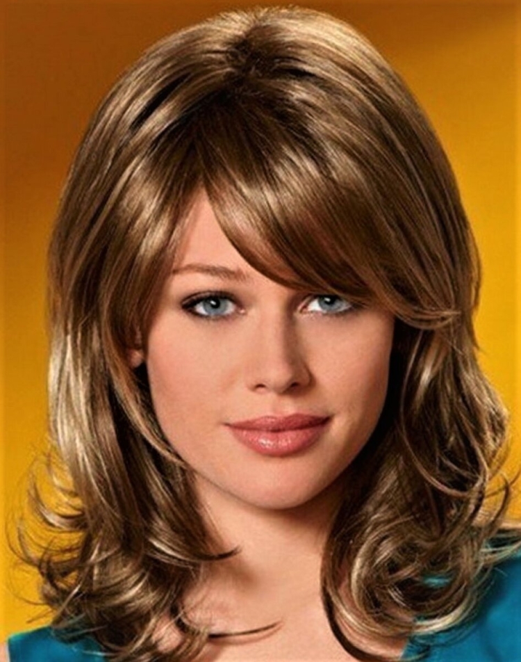 Стрижка дебют на средние волосы с челкой фото