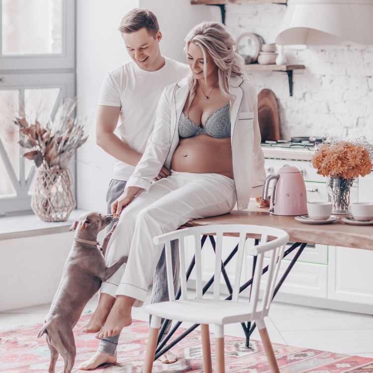 Фотосессия беременной на кухне