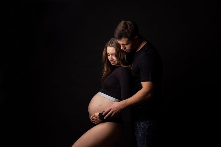 Фотосессия беременности с мужем в студии