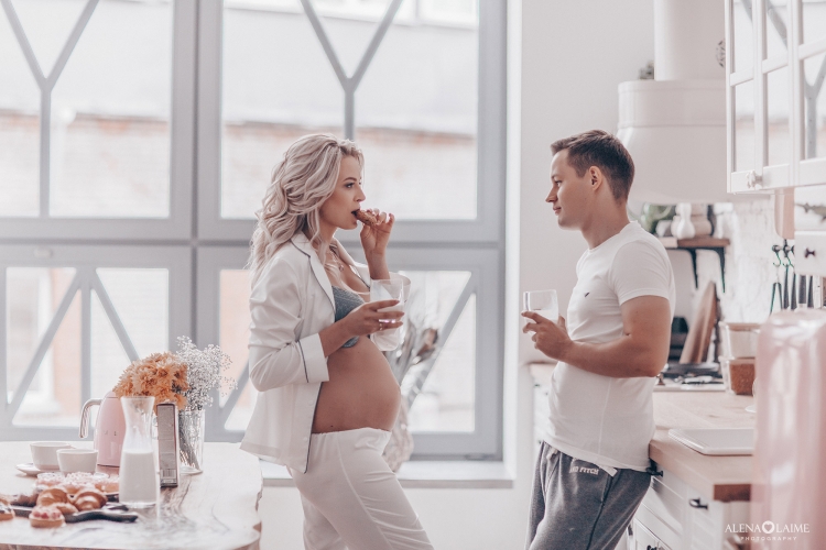 Фотосессия беременности на кухне