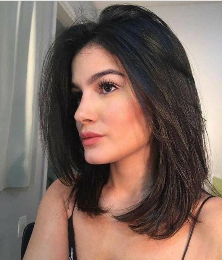 Стильные стрижки 2022 женские на средние волосы без челки