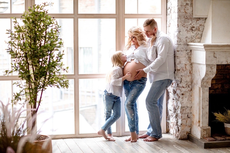 Фотосессия беременной с семьей в студии