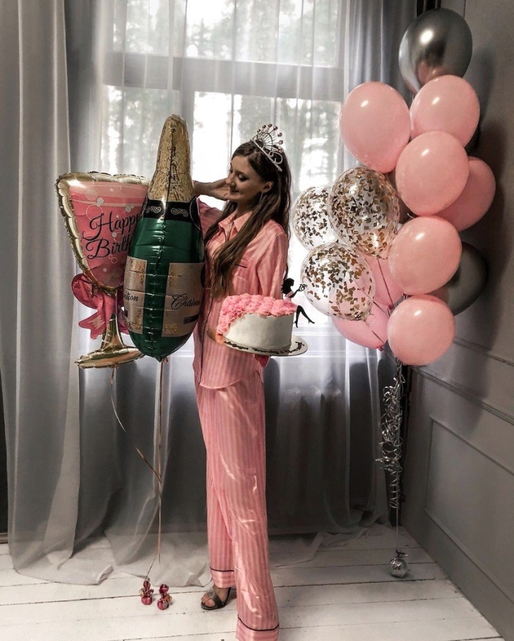 Композиция из шаров с шампанским