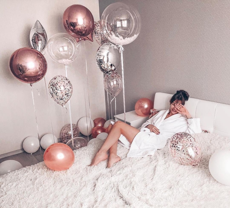 Фотосессия с шариками на кровати