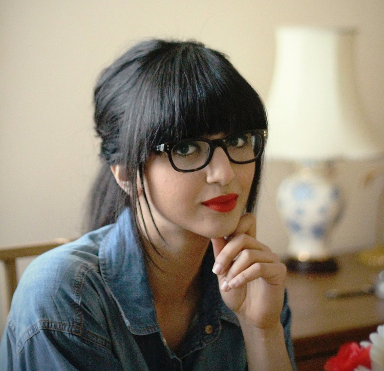 Брюнетка с челкой в очках