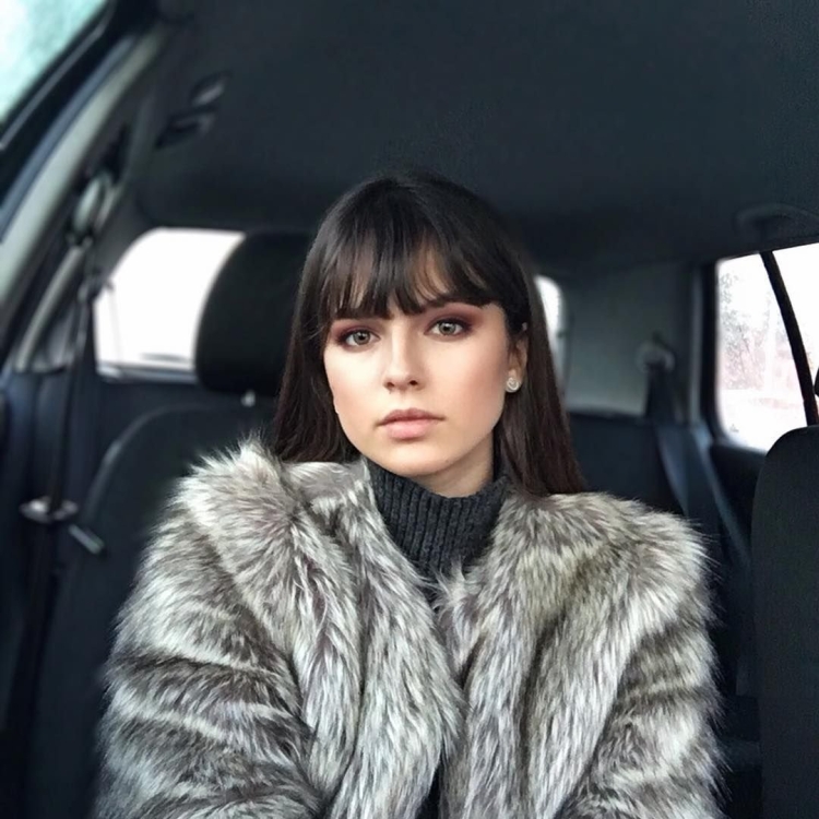 Хлоя де Баррос с челкой