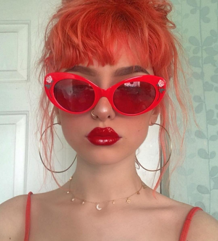 Красные очки на девушке