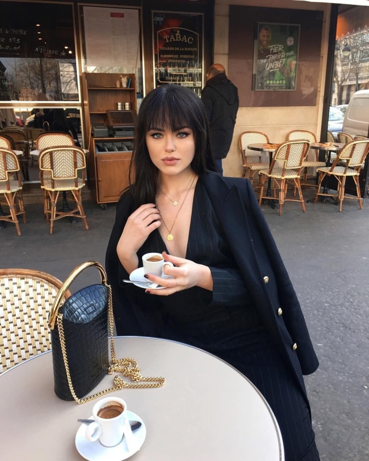 Кристина Базан с челкой и черными волосами