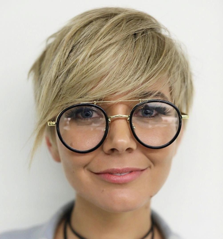 Короткая стрижка в очках