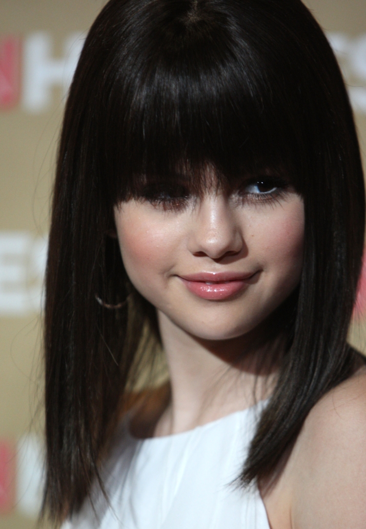 Селена Гомес с прямой челкой