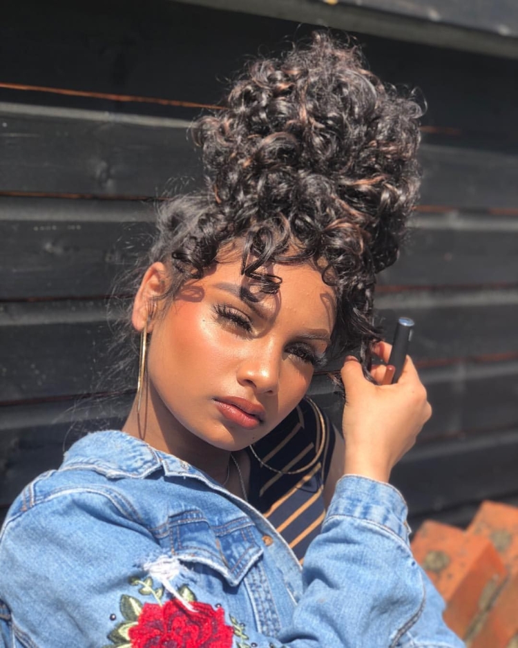 Девушка мысли испанки волос