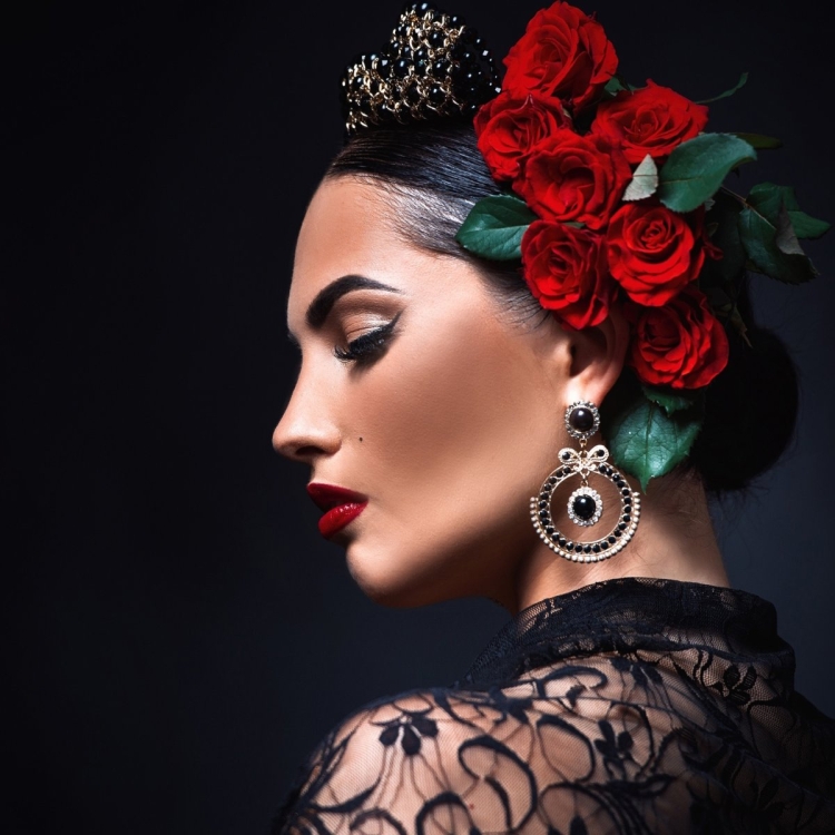 Испанка с розой в волосах