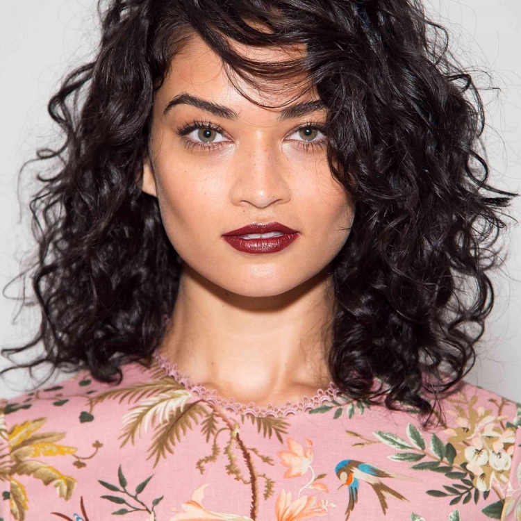 Стрижка на волнистые волосы до плеч