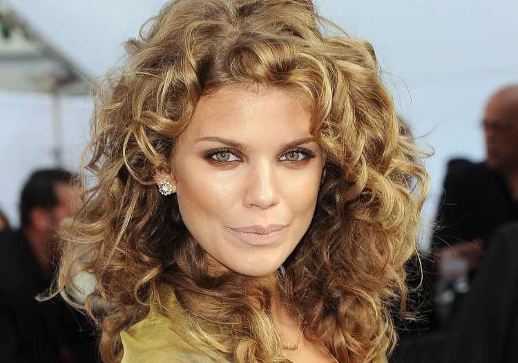 Каскад на кудрявые волосы фото